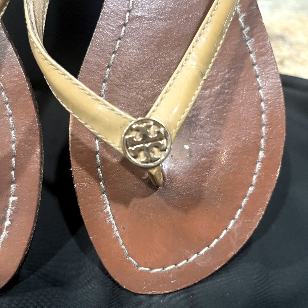 TORY BURCH patent leather beige SZ 7 Terra Thong sandals flip flops gold logo